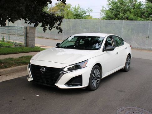 Used 2025 Nissan Altima 2.5 SV FWD image 3