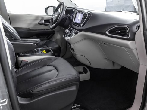 Used 2022 Chrysler Pacifica Touring-L FWD image 41