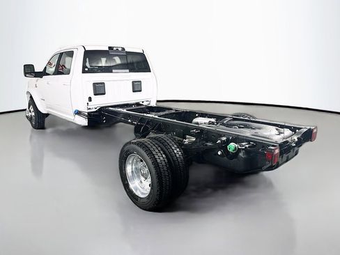 New 2026 RAM 4500 4x4 Crew Cab DRW w/ Laramie Trim Package image 5
