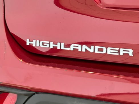 Used 2023 Toyota Highlander XLE AWD/4WD image 28