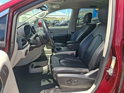 Used 2022 Chrysler Pacifica Touring-L w/ Uconnect Theater Family Group AWD/4WD image 13