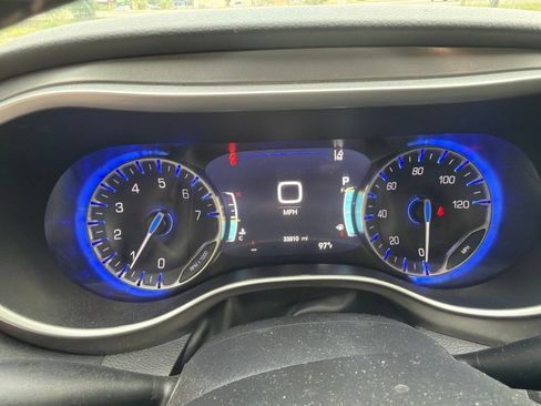 Used 2025 Chrysler Pacifica Select FWD image 4