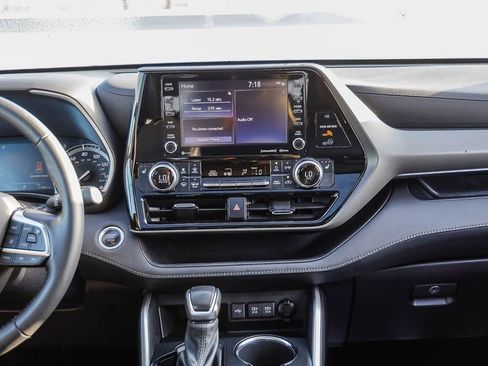 Used 2021 Toyota Highlander XLE AWD/4WD image 15