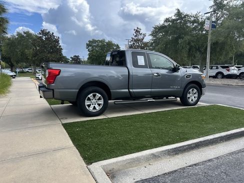 Used 2017 Nissan Titan SV RWD image 3