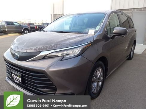 Used 2022 Toyota Sienna LE image 7