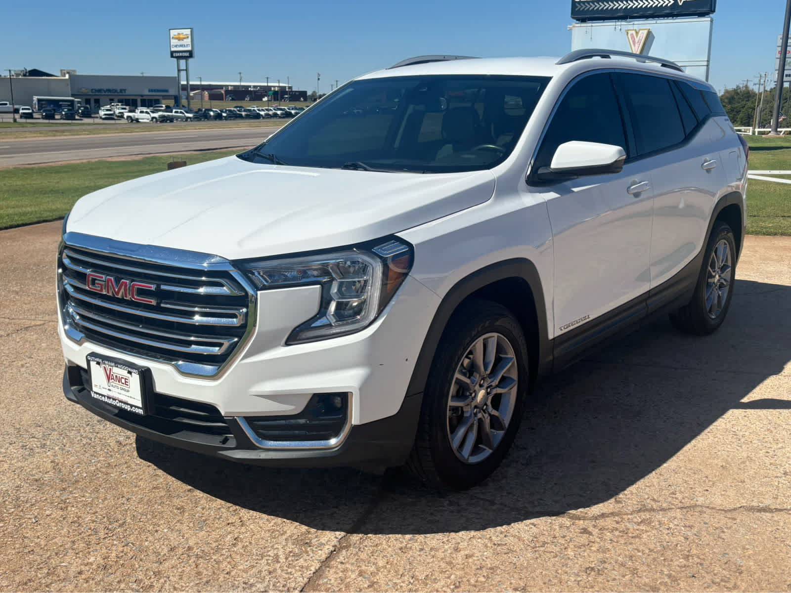 Used 2022 GMC Terrain SLT w/ Infotainment Package II AWD/4WD image 3