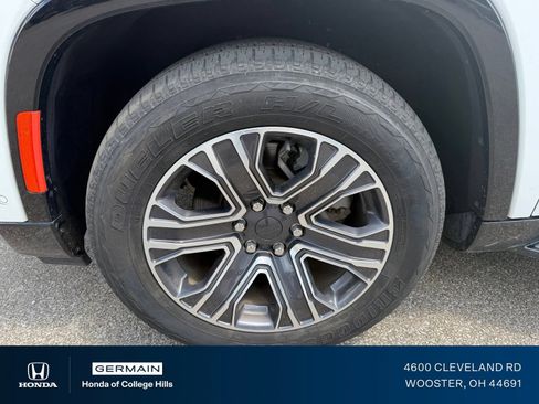 Used 2024 Jeep Wagoneer L Series II w/ Flexible Seating Group AWD/4WD image 11