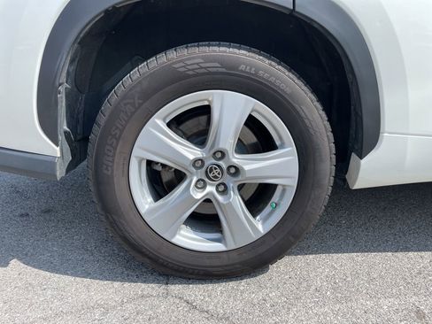 Used 2021 Toyota Highlander LE FWD image 56