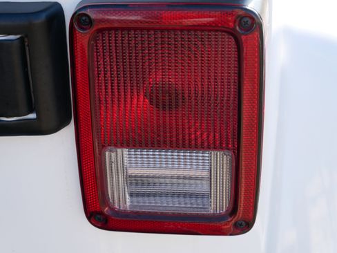 Used 2018 Jeep Wrangler Sahara w/ Connectivity Group image 17