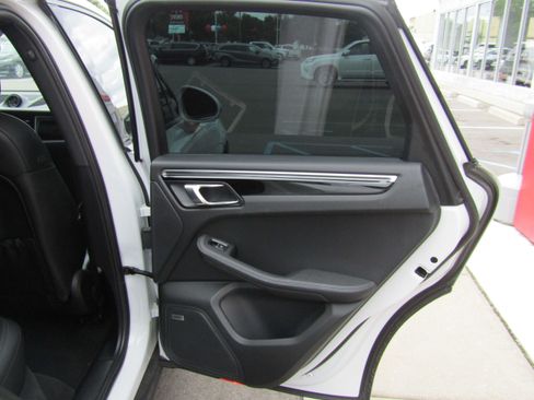 Used 2022 Porsche Macan AWD/4WD image 13