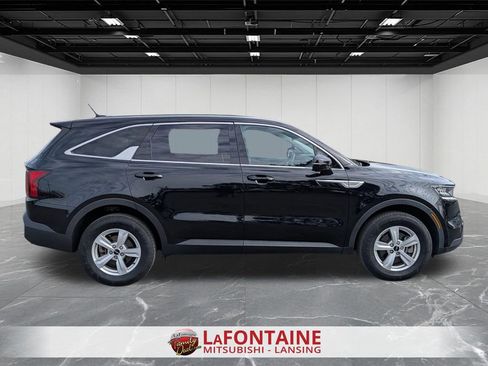 Used 2023 Kia Sorento LX image 6