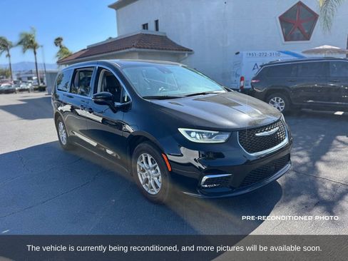 Used 2024 Chrysler Pacifica Touring-L FWD image 7