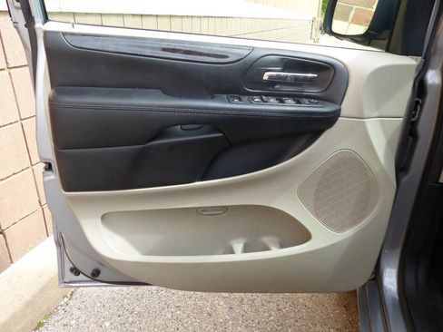Used 2019 Dodge Grand Caravan SE w/ UConnect Hands-Free Group FWD image 24