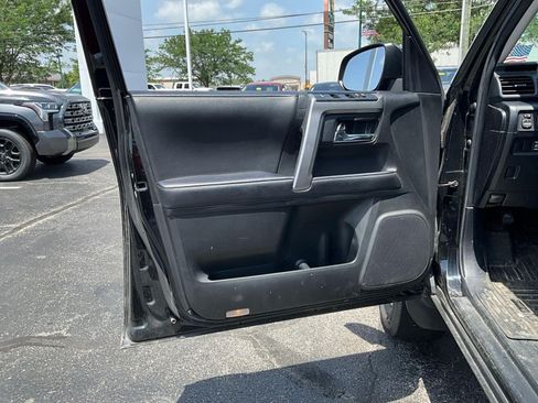 Used 2022 Toyota 4Runner SR5 AWD/4WD image 18