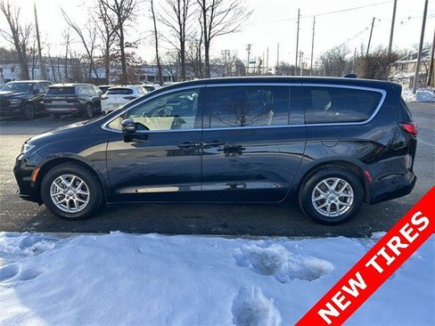 Certified 2024 Chrysler Pacifica Touring-L image 5