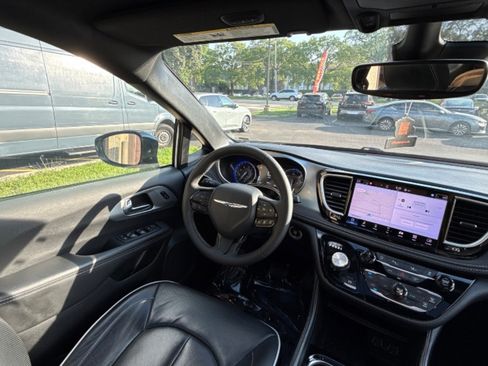 Used 2025 Chrysler Pacifica Limited FWD image 12