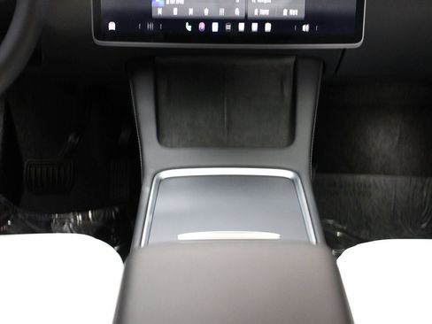 Used 2022 Tesla Model Y Long Range image 32