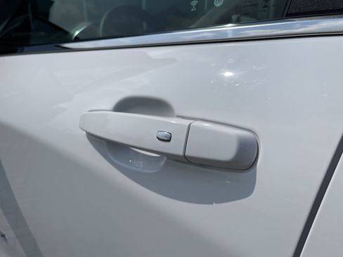 Used 2023 Chevrolet Equinox LT image 13