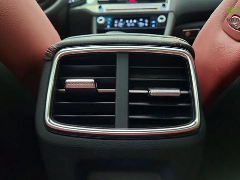 Used 2025 Genesis G70 2.5T image 38