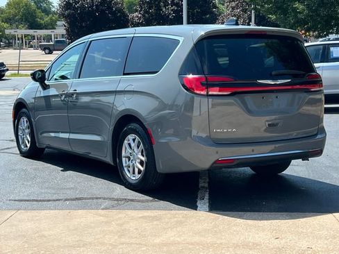 Used 2025 Chrysler Pacifica Select FWD image 10