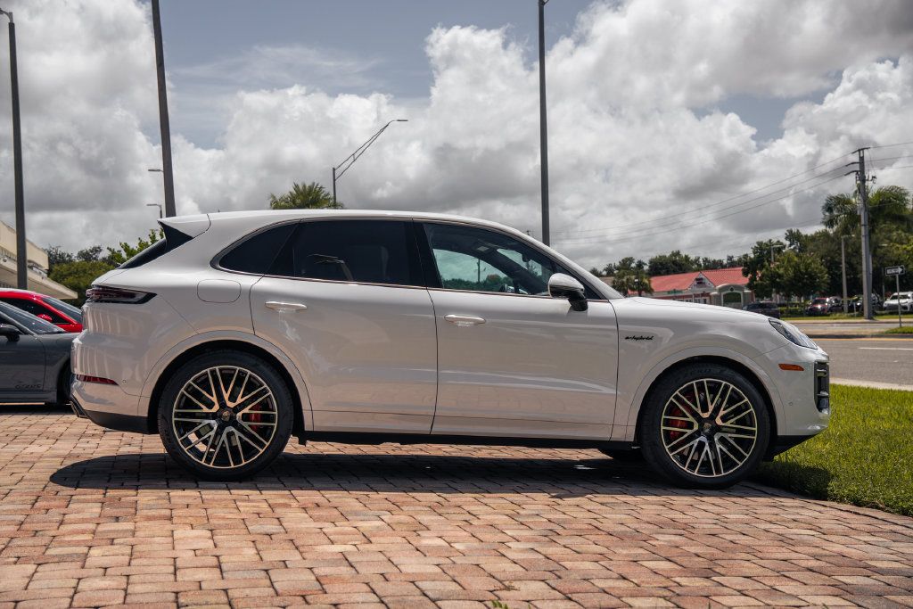 Used 2025 Porsche Cayenne Turbo AWD/4WD image 6