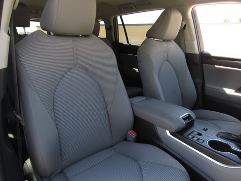 Used 2023 Toyota Highlander LE FWD image 10