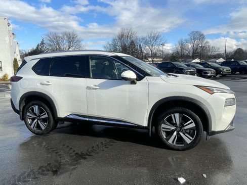 Used 2023 Nissan Rogue SL image 2