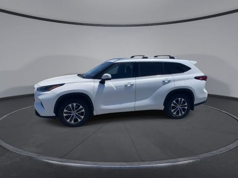 Used 2021 Toyota Highlander XLE AWD/4WD image 6