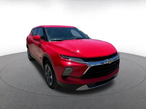 Used 2025 Chevrolet Blazer LT FWD image 3