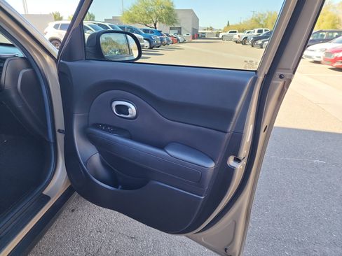Used 2015 Kia Soul + image 16