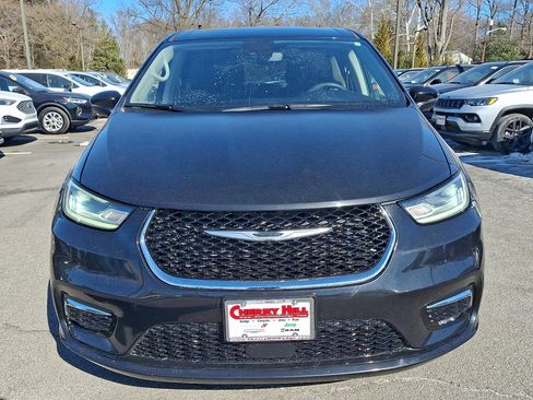 Used 2023 Chrysler Pacifica Touring-L image 8