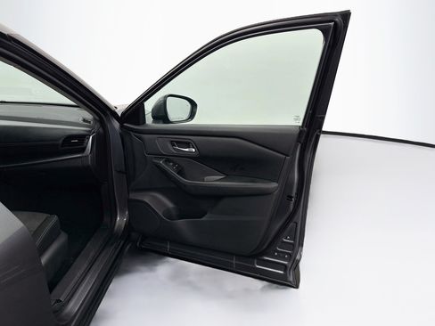 Used 2025 Nissan Rogue SV FWD image 32