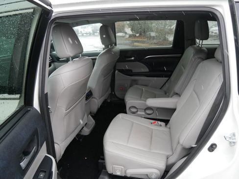Used 2016 Toyota Highlander Limited image 11