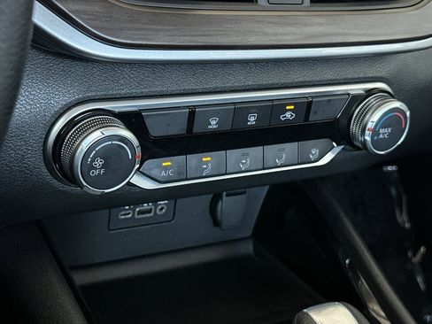 Used 2024 Nissan Altima 2.5 SV FWD image 18