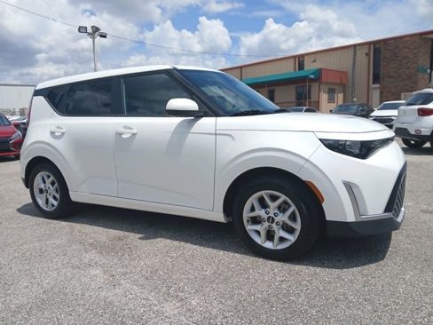 Used 2024 Kia Soul LX w/ Option Group 015 FWD image 1