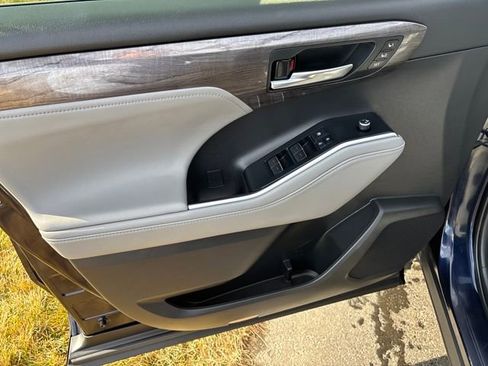 Used 2022 Toyota Highlander Platinum image 10
