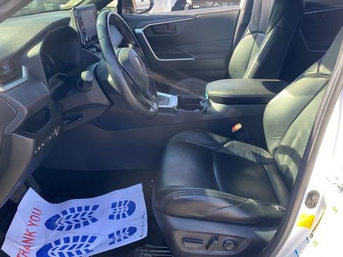 Used 2021 Toyota RAV4 SE image 6