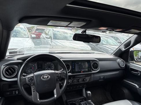 Used 2017 Toyota Tacoma TRD Sport AWD/4WD image 13