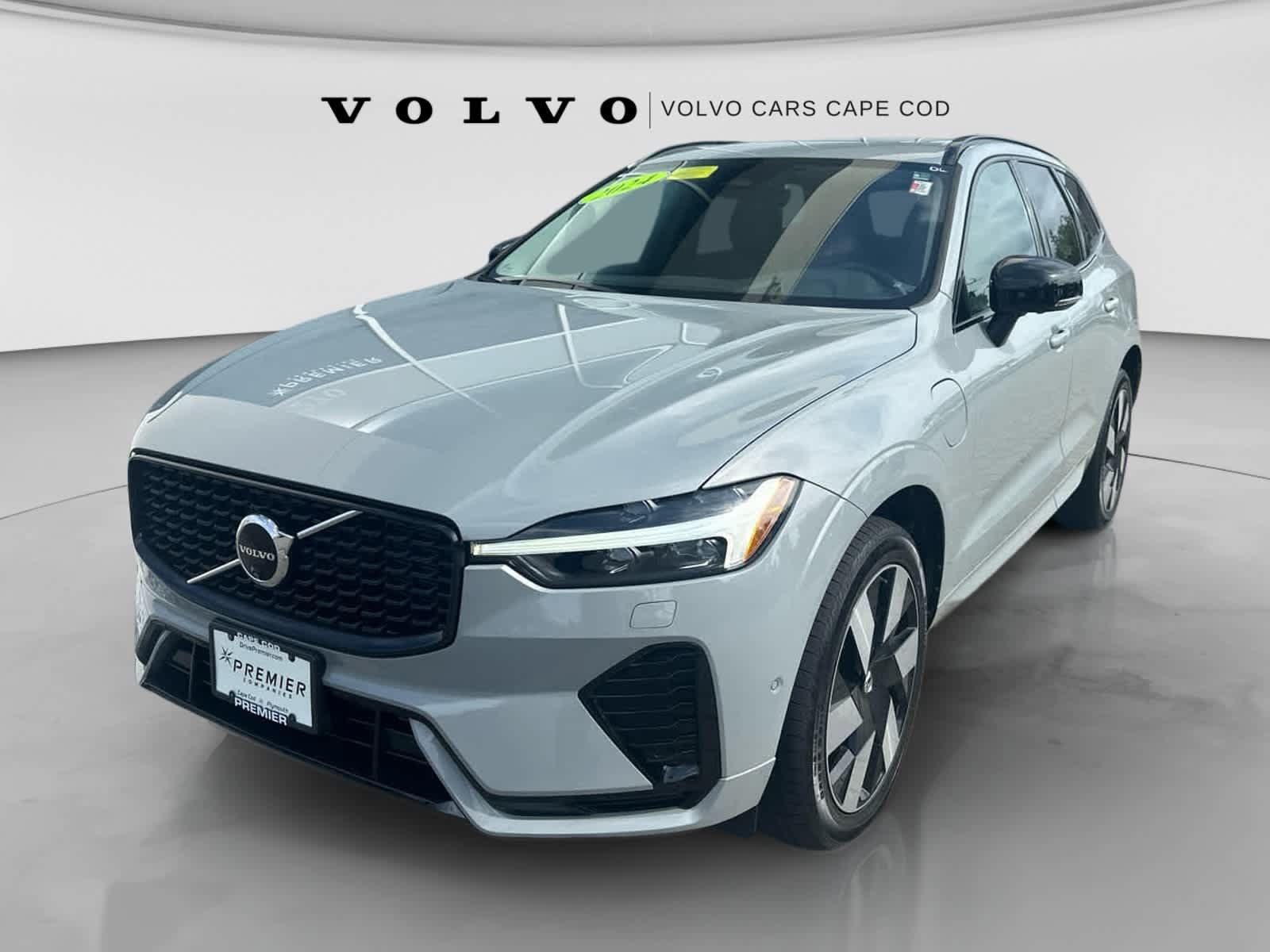Used 2024 Volvo XC60 T8 Plus w/ Climate Package AWD/4WD image 3