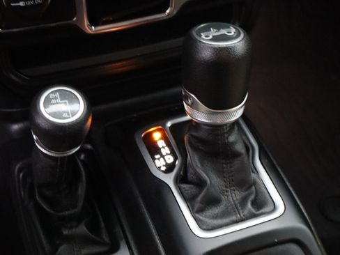 Used 2018 Jeep Wrangler Unlimited Sport image 37