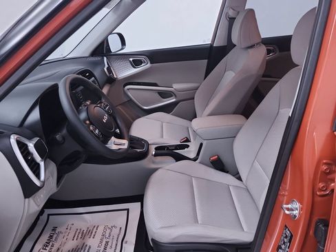 Used 2025 Kia Soul LX FWD image 11