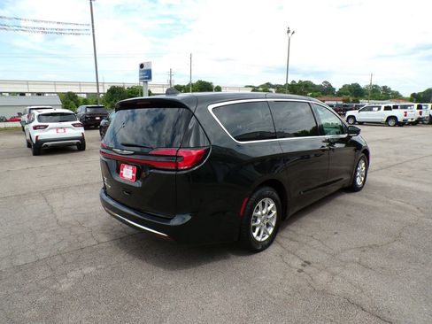 Used 2023 Chrysler Pacifica Touring-L FWD image 7