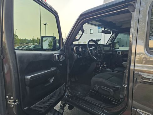 Used 2018 Jeep Wrangler Unlimited Sport S AWD/4WD image 23