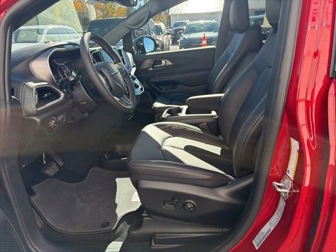 New 2026 Chrysler Pacifica Select image 10
