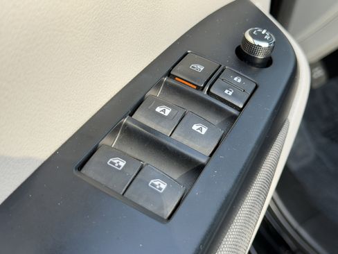 Used 2019 Toyota Highlander LE FWD image 14