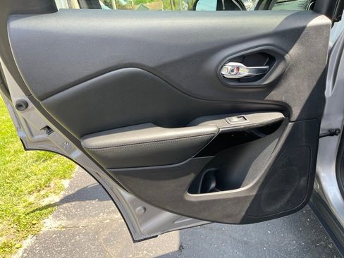 Used 2020 Jeep Cherokee Latitude Plus AWD/4WD image 20