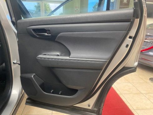 Used 2024 Toyota Highlander LE image 14