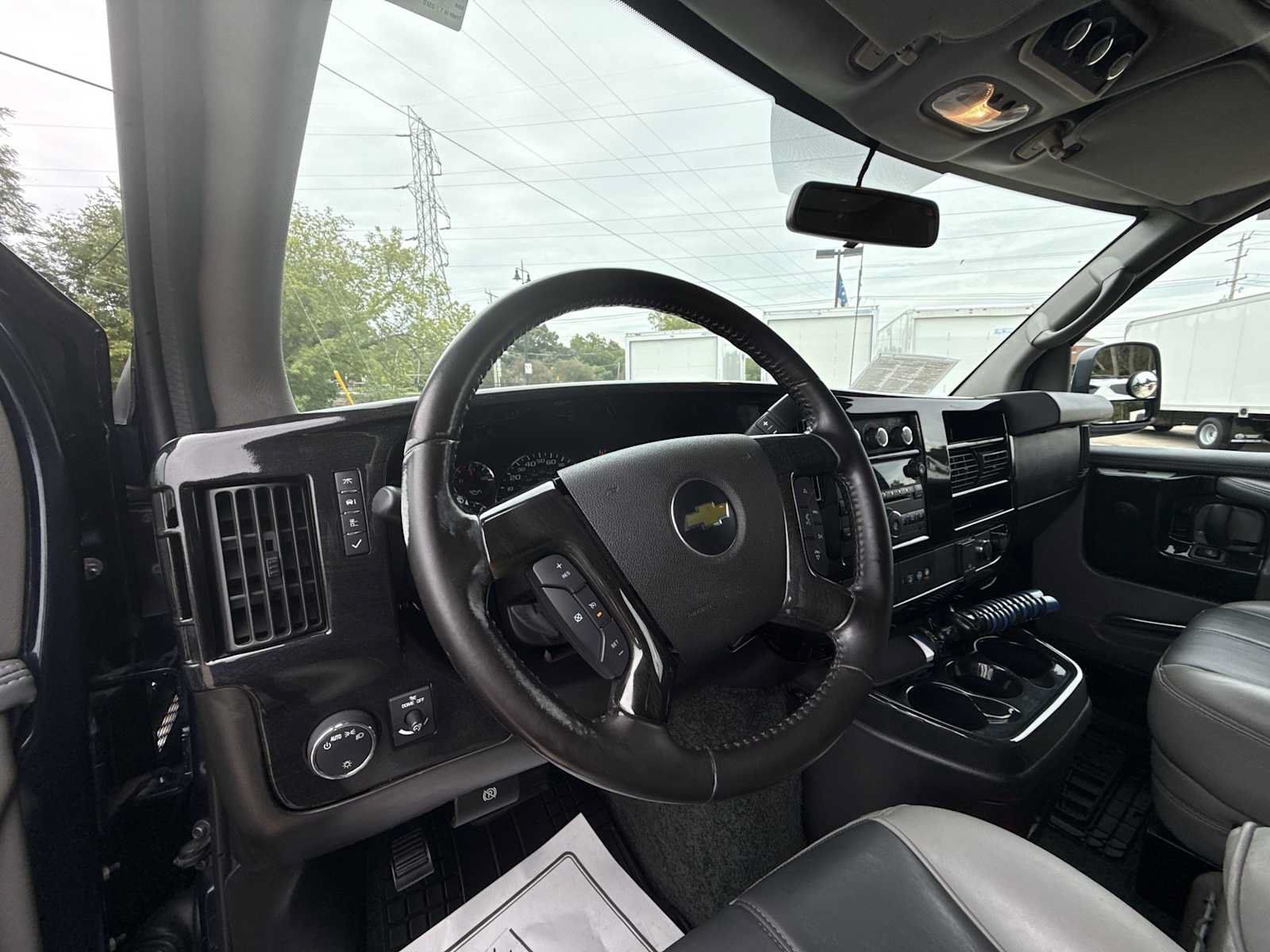 Used 2015 Chevrolet Express 2500 RWD image 10