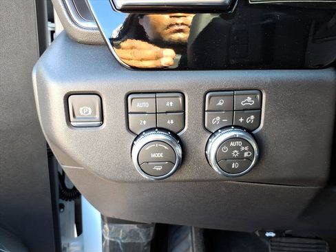 New 2026 GMC Sierra 1500 SLT image 17