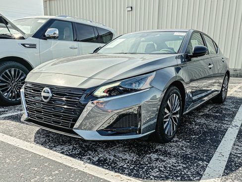Used 2025 Nissan Altima 2.5 SV FWD image 3